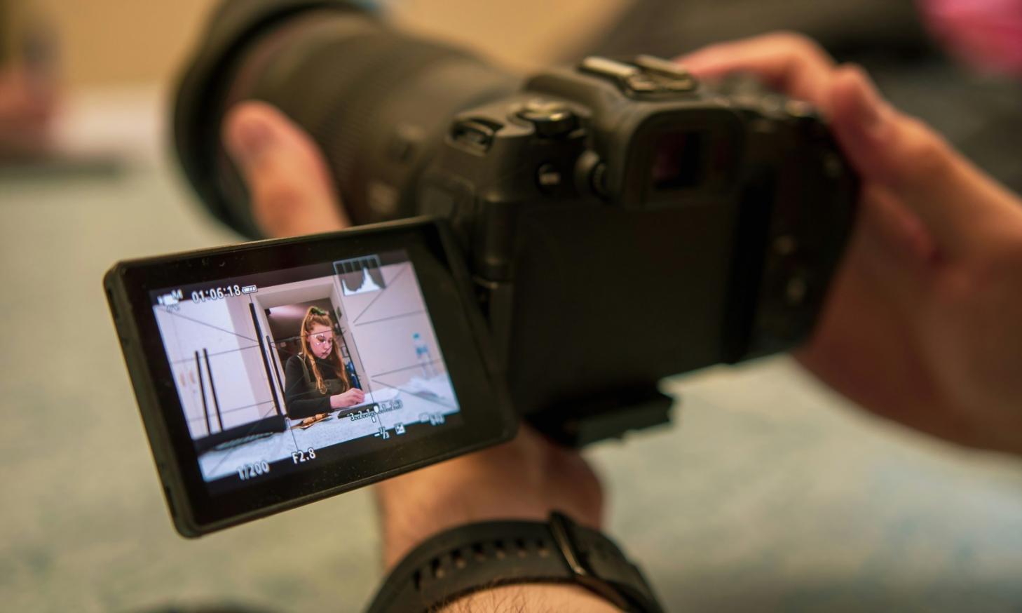 Professioneller Arbeitsplatz für fortgeschrittene Videobearbeitung