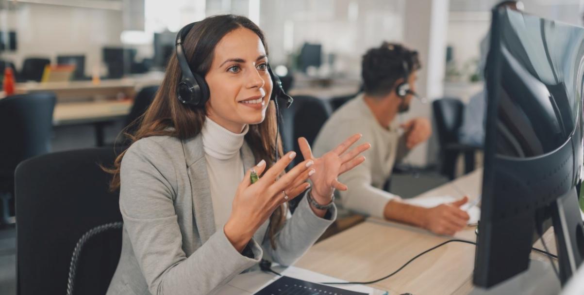 Professionelle Videobearbeitung Arbeitsplatz mit modernen Bildschirmen